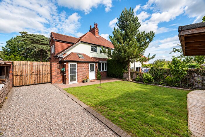 3 Bedroom Semi-Detached House For Sale In Daintry Drive, Hopwas, B78