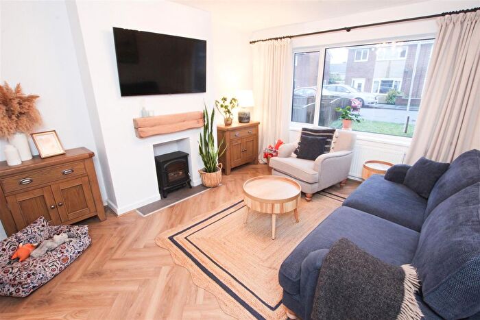 3 Bedroom Semi-Detached House For Sale In Bretby Close, Doncaster, DN4