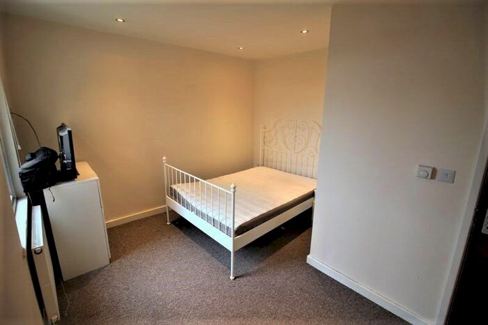 1 Bedroom Flat To Rent In One Bed Studio Flat To Let, All Bills Included, Albion Street, Town Centre, SN1