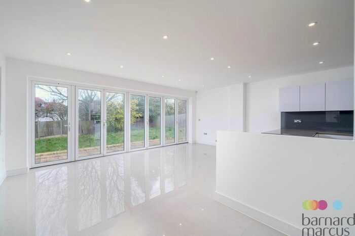 6 Bedroom Detached House To Rent In Well Grove, London, N20