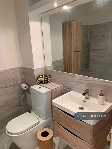 1 Bedroom Flat To Rent In Edward Square, London, SE16