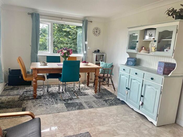 4 Bedroom Detached House For Sale In Goldcroft Avenue, Weymouth, DT4