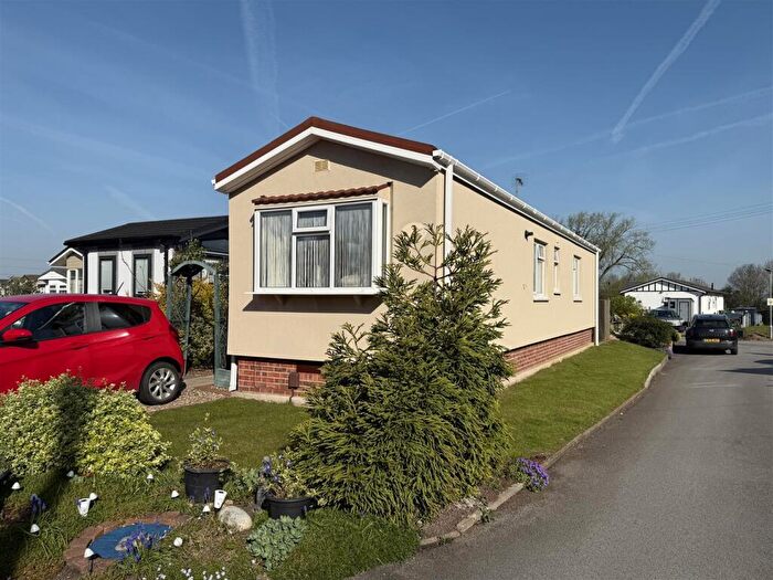 2 Bedroom Park Home For Sale In Oak Avenue, Radcliffe-On-Trent, Nottingham, NG12