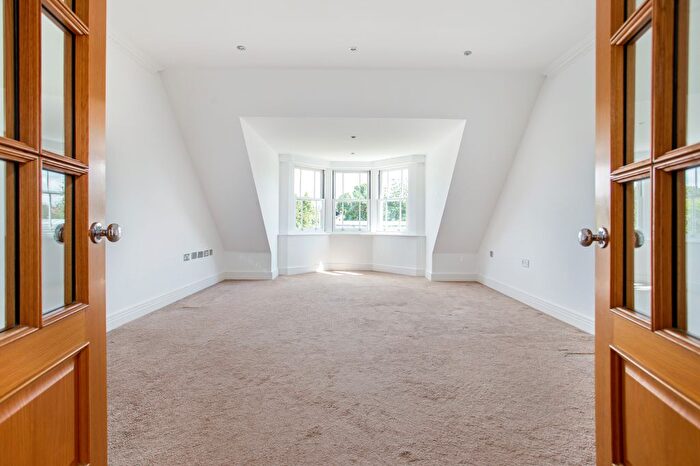 2 Bedroom Flat To Rent In Anyards Road, Cobham, Surrey, KT11