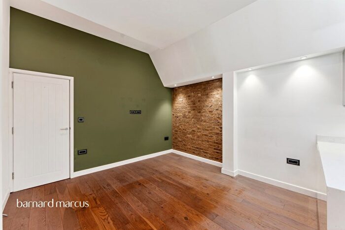 3 Bedroom Flat For Sale In Eardley Road, London, SW16