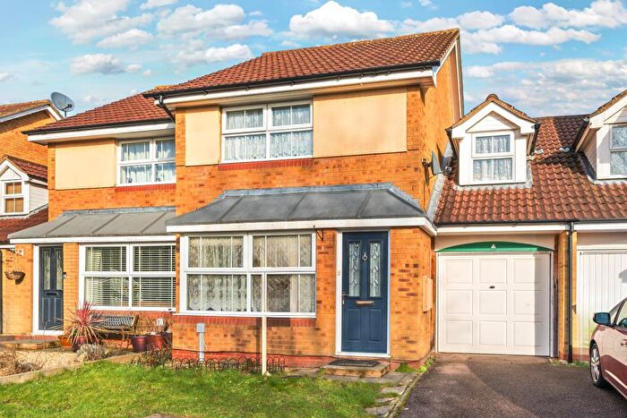 3 Bedroom Terraced House For Sale In Puffin Way, Aylesbury, HP19