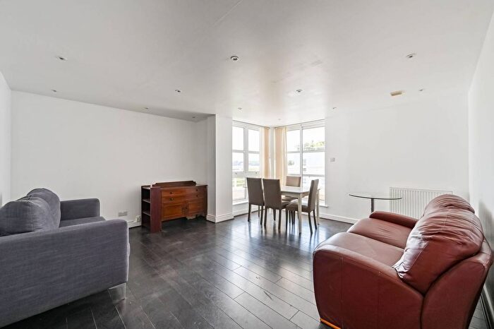 2 Bedroom Flat To Rent In Barrier Point Road, Silvertown, London, E16