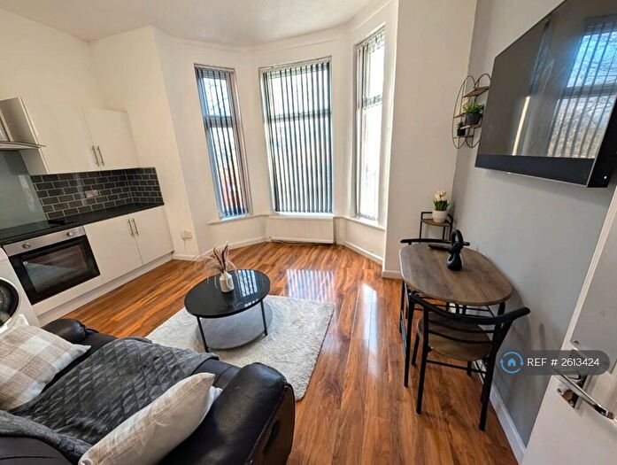 3 Bedroom Flat To Rent In Polygon Road, Manchester, M8