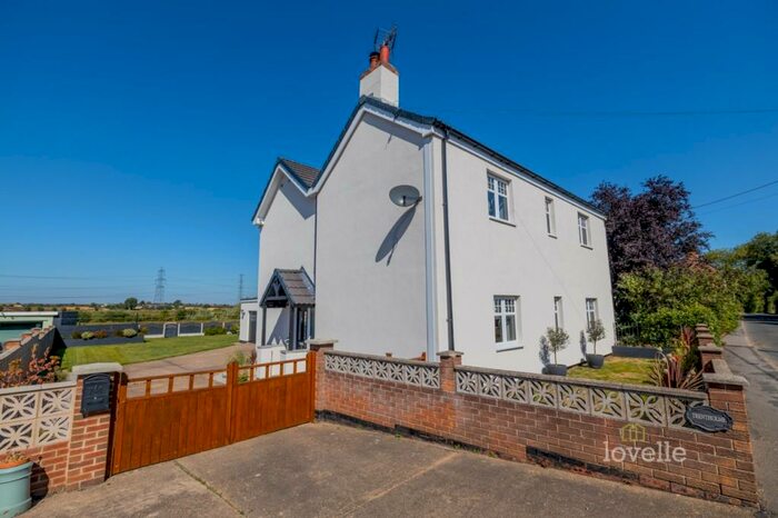 4 Bedroom Detached House For Sale In Stockwith Road, Walkerith, DN21