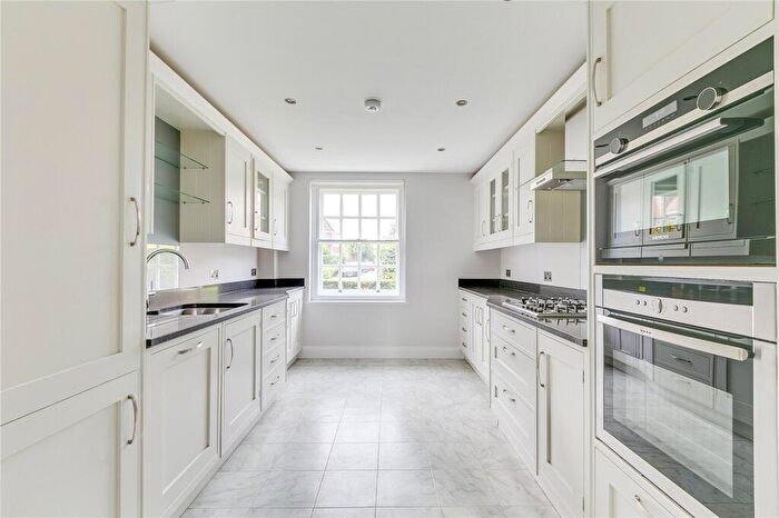 2 Bedroom Flat To Rent In South Square, Hampstead Garden Suburb, NW11