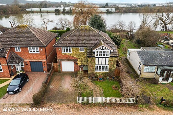 4 Bedroom Detached House For Sale In Eldon Road, Hoddesdon, EN11