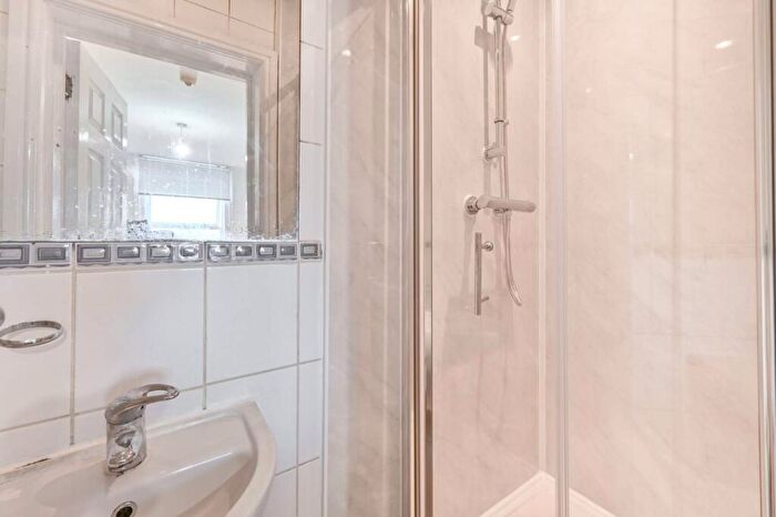 Studio To Rent In High Road, Willesden, London, NW10