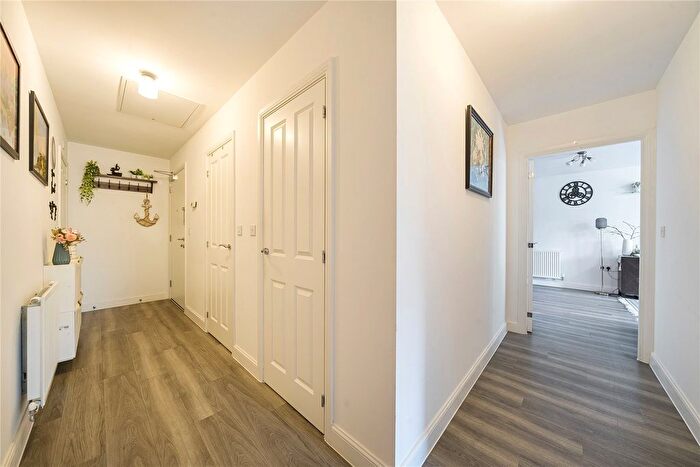 2 Bedroom Flat For Sale In Chertsey, Surrey, KT16