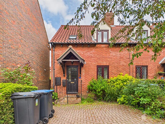 2 Bedroom End Of Terrace House For Sale In Church Mead, Roydon, Harlow, CM19