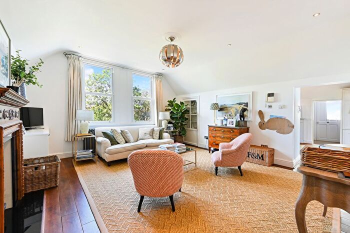 2 Bedroom Flat To Rent In Lingfield Road, SW19