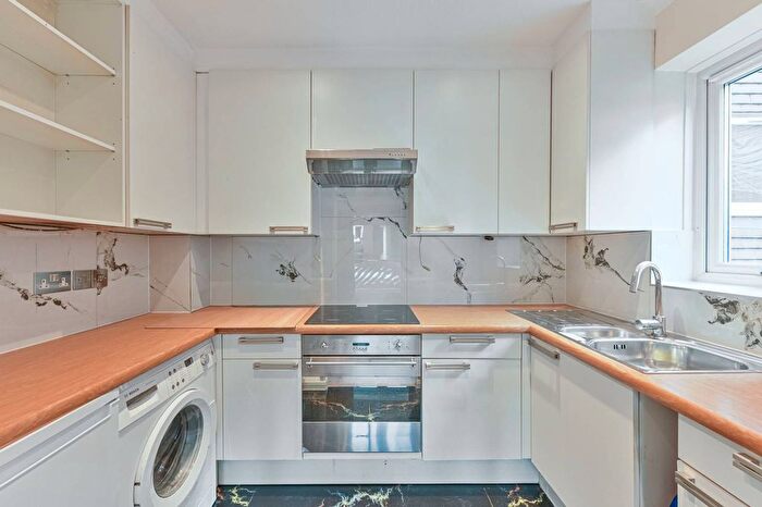 1 Bedroom Flat To Rent In Cedar Close, West Dulwich, London, SE21