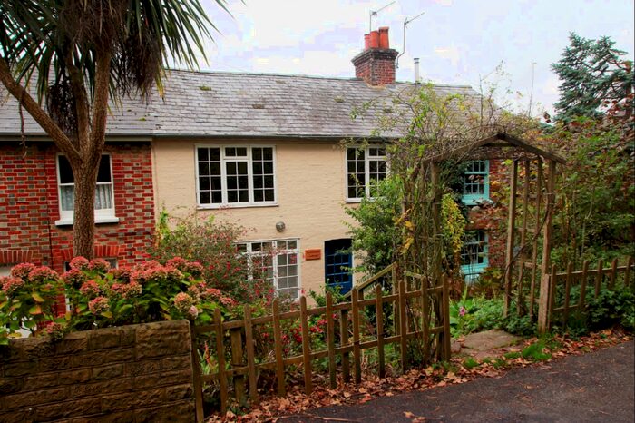 4 Bedroom Cottage To Rent In Weston Lane, Totland Bay, PO39