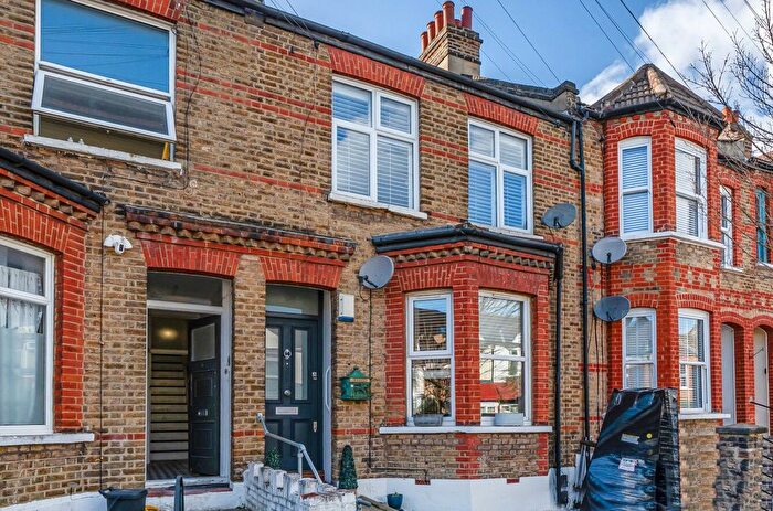 2 Bedroom Maisonette For Sale In Queen Mary Road, London, SE19