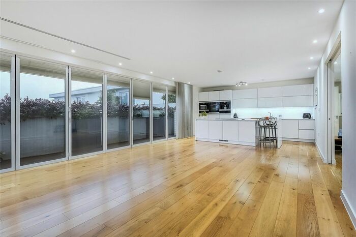 3 Bedroom Flat To Rent In Putney Hill, Putney Hill, SW15