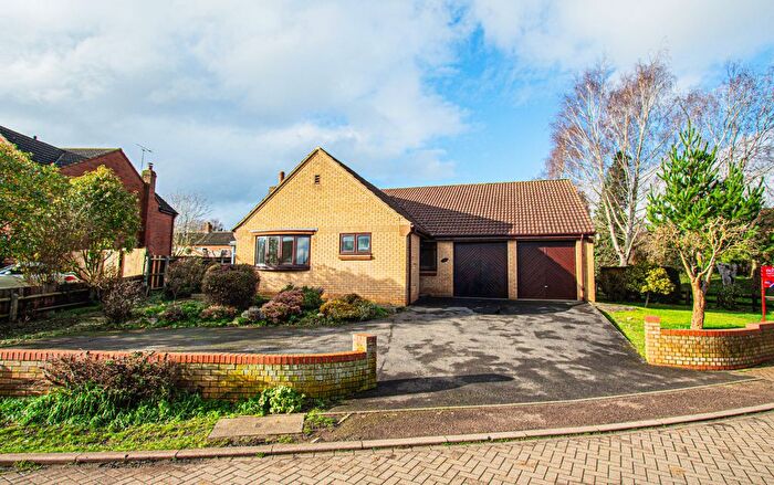 3 Bedroom Detached Bungalow For Sale In Meadow Way, Irthlingborough, NN9