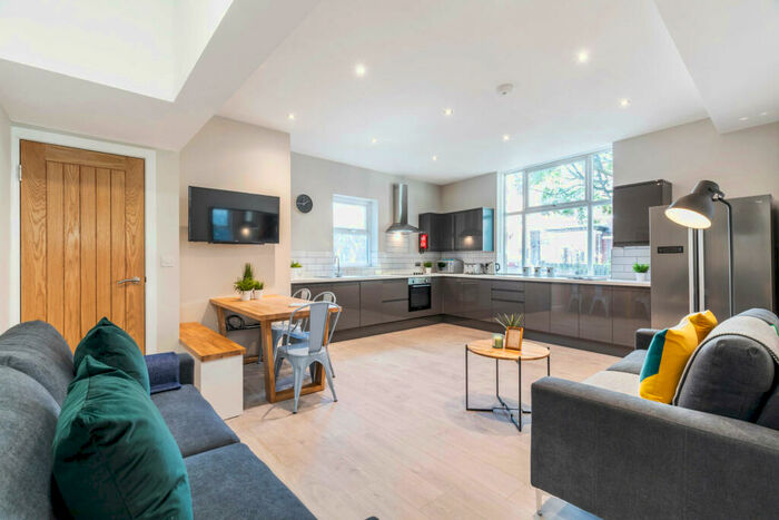 6 Bedroom House To Rent In Blenheim Square, Leeds, LS2