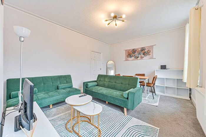 2 Bedroom Flat To Rent In Stanger Road, South Norwood, London, SE25