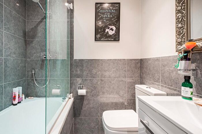 2 Bedroom Flat To Rent In Campden Grove, London, W8