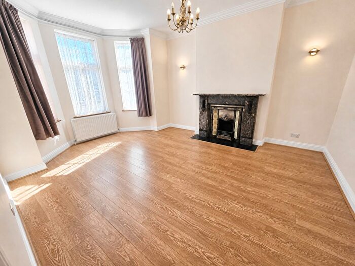 2 Bedroom Flat To Rent In Hale Lane, Mill Hill, NW7