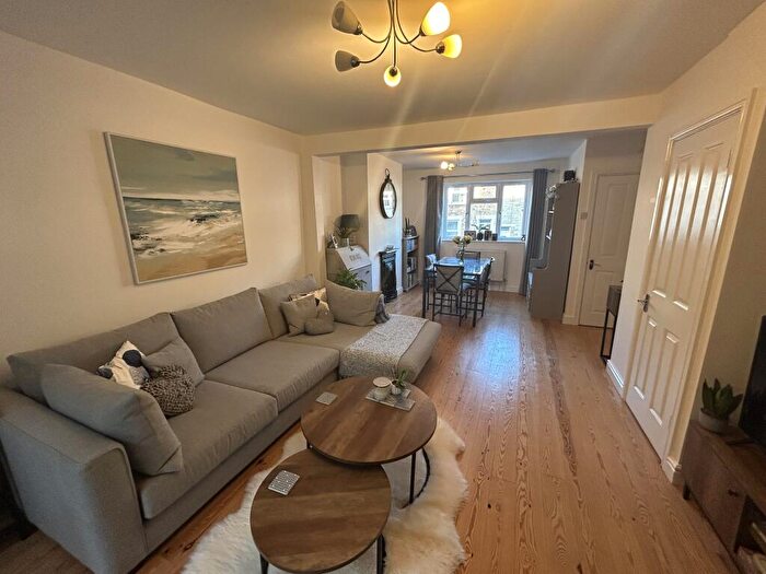 3 Bedroom Terraced House To Rent In Stafford Street, SN1