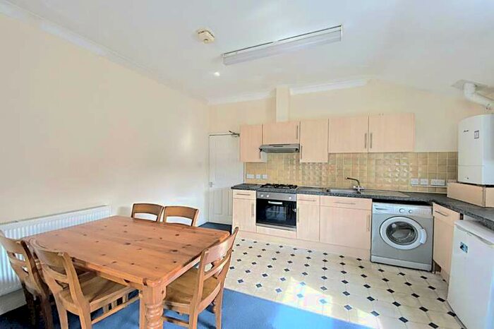 5 Bedroom Semi-Detached House To Rent In B 49 Portswood Road, Southampton, SO17