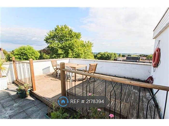 2 Bedroom Flat To Rent In Buckingham Court, Southampton, SO17