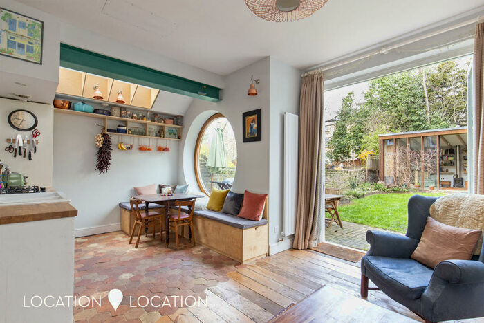 2 Bedroom Flat To Rent In Ickburgh Road, E5