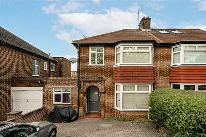 Studio To Rent In The Vale, Golders Green, NW11