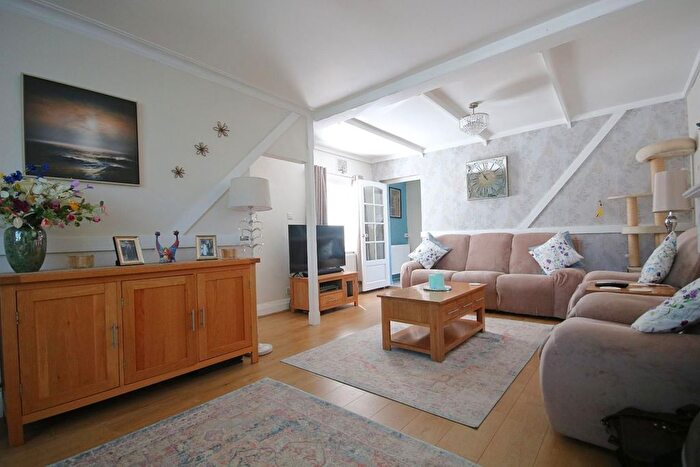 3 Bedroom End Terrace House For Sale In Petersfield Road, Staines-Upon-Thames, TW18