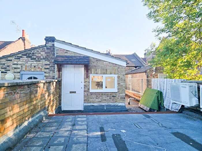 2 Bedroom Flat To Rent In Snakes Lane East, IG8