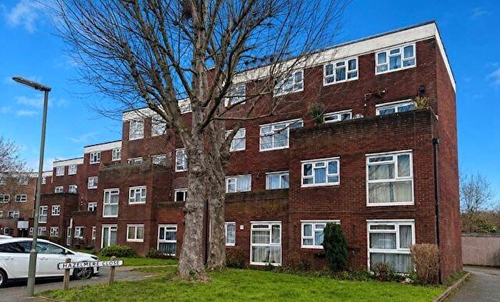 1 Bedroom Flat For Sale In Hazelmere Close, Leatherhead, Surrey, KT22