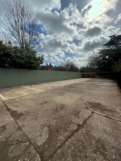 Garage / Parking To Rent In Hamilton Road, Earley, Reading, RG1