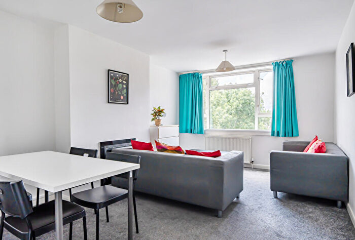 2 Bedroom Maisonette For Sale In St. James's Park, Bath, Somerset, BA1