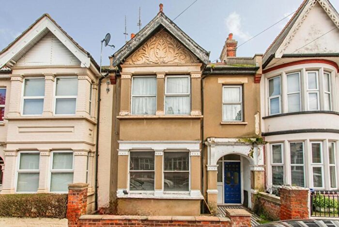 1 Bedroom Flat For Sale In Ramuz Drive, Westcliff-on-Sea, Essex, SS0