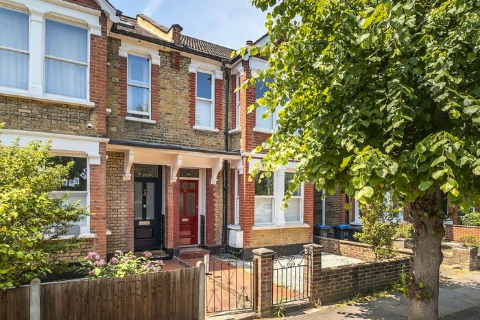 3 Bedroom Flat To Rent In Rayleigh Road, London, SW19