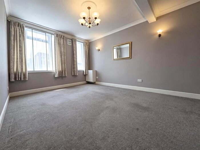 2 Bedroom Flat To Rent In Lincoln Court, Enfield, EN2