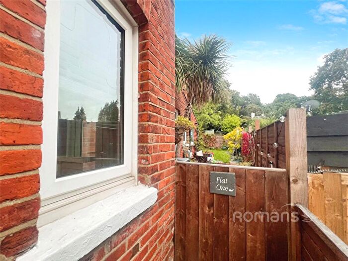 2 Bedroom Maisonette For Sale In York Road, Aldershot, Hampshire, GU11