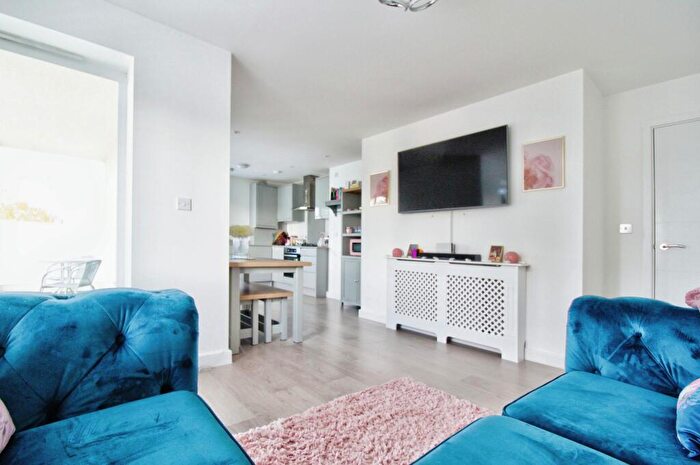 1 Bedroom Apartment For Sale In Faringdon Avenue, Romford, RM3