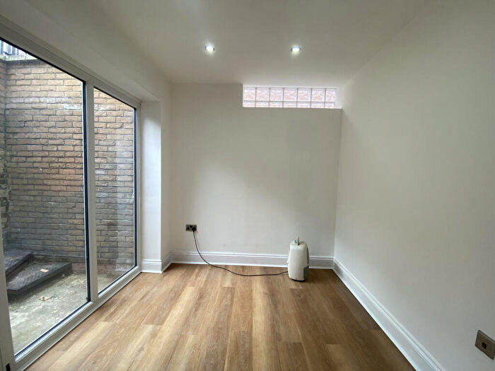 1 Bedroom Flat To Rent In Clifden Road, Hackney, E9