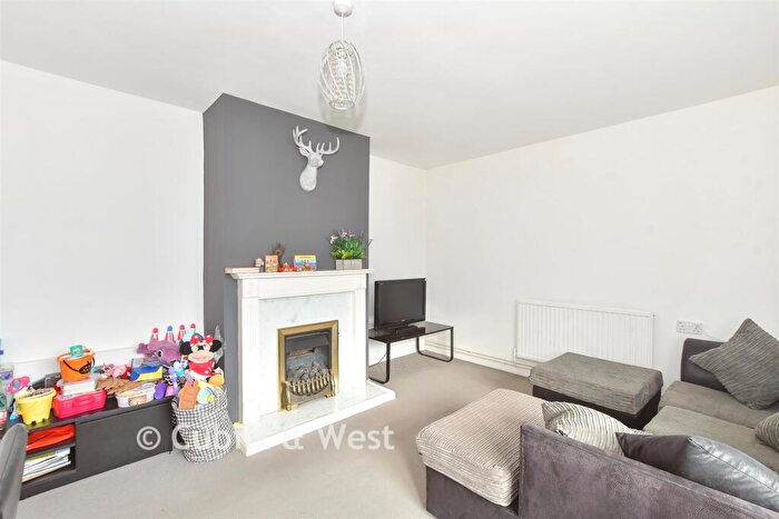 2 Bedroom Flat For Sale In Boswell Road, Tilgate, Crawley, West Sussex, RH10
