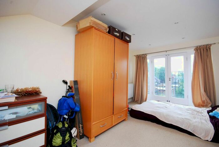 3 Bedroom Flat To Rent In Avenue Road, Acton, London, W3