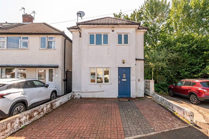 3 Bedroom Property To Rent In Ringwood Way, Hampton, TW12