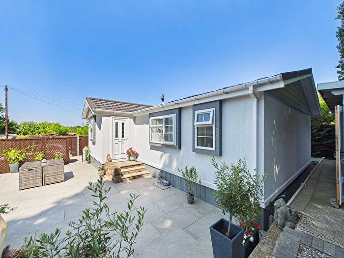 2 Bedroom Mobile/park Home For Sale In Harefield Road, Rickmansworth, WD3