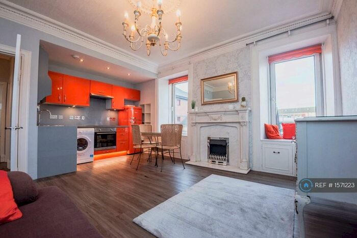 2 Bedroom Flat To Rent In Love Street, Paisley, PA3