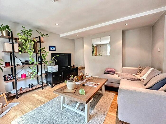 1 Bedroom Apartment To Rent In Thames Street, Windsor, SL4